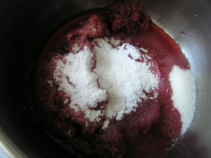 Торт-мороженое с безе, красными ягодами и грушей: шаг 3