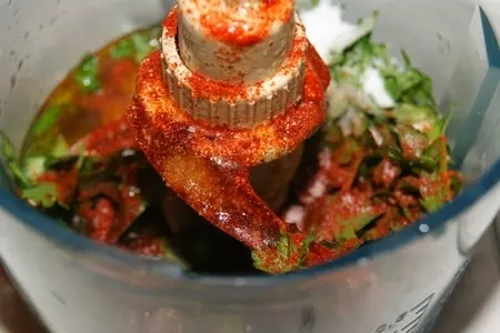 Зелёный салат с виноградом, сыром фета, салями и мятным соусом винегрет: шаг 1