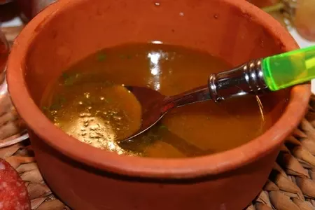 Зелёный салат с виноградом, сыром фета, салями и мятным соусом винегрет: шаг 3