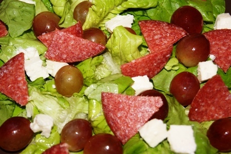 Зелёный салат с виноградом, сыром фета, салями и мятным соусом винегрет..: шаг 5