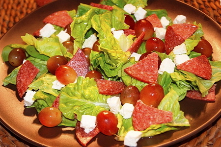 Зелёный салат с виноградом, сыром фета, салями и мятным соусом винегрет: шаг 6