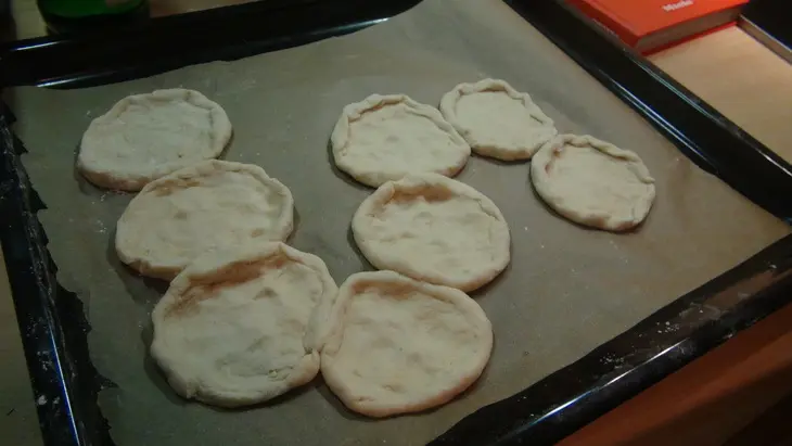 Новогодняя змейка из мини-пицц с наггетсами из мяса цыпленка "золотой петушок": шаг 2