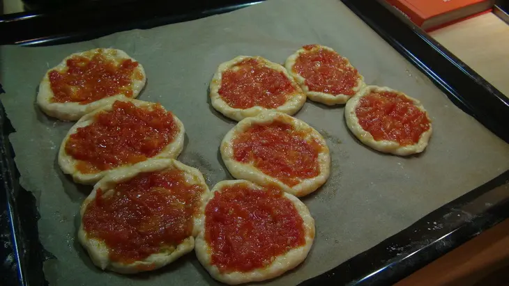 Новогодняя змейка из мини-пицц с наггетсами из мяса цыпленка "золотой петушок": шаг 4