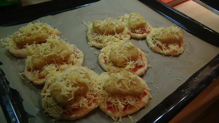 Новогодняя змейка из мини-пицц с наггетсами из мяса цыпленка "золотой петушок": шаг 7