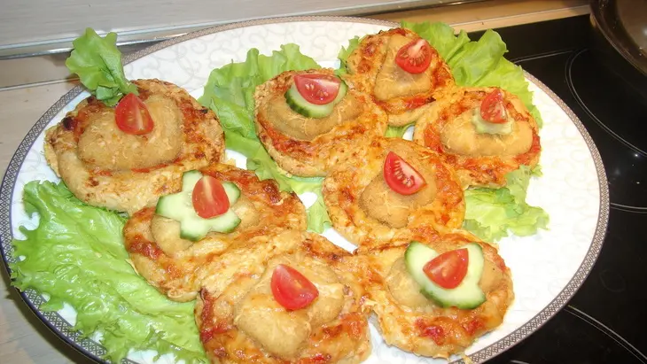 Новогодняя змейка из мини-пицц с наггетсами из мяса цыпленка "золотой петушок": шаг 8