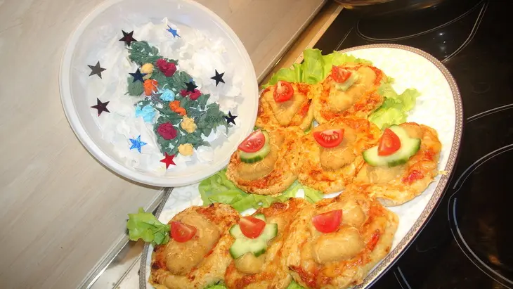 Новогодняя змейка из мини-пицц с наггетсами из мяса цыпленка "золотой петушок": шаг 10