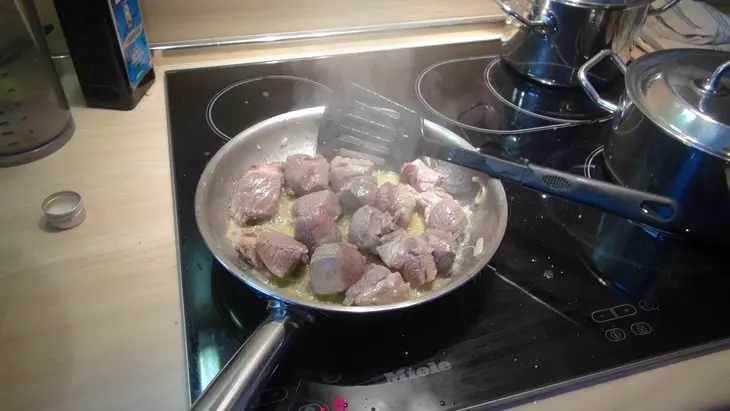 Карамелизованная баранина с черносливом и лепестками миндаля: шаг 3