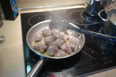 Карамелизованная баранина с черносливом и лепестками миндаля: шаг 3