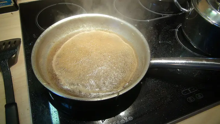 Карамелизованная баранина с черносливом и лепестками миндаля: шаг 4