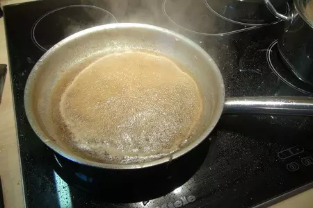Карамелизованная баранина с черносливом и лепестками миндаля: шаг 4