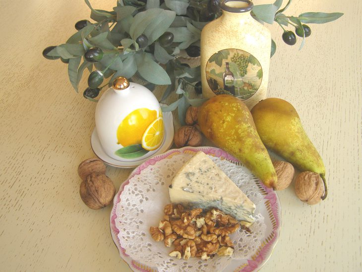 Классическая закуска из сыра дор блю с орехами на грушевых лепестках.: шаг 1
