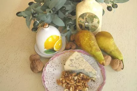 Классическая закуска из сыра дор блю с орехами на грушевых лепестках.: шаг 1