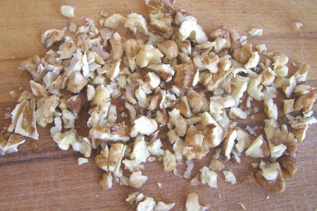 Классическая закуска из сыра дор блю с орехами на грушевых лепестках.: шаг 2