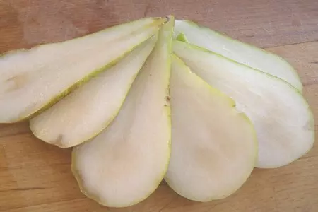 Классическая закуска из сыра дор блю с орехами на грушевых лепестках.: шаг 5