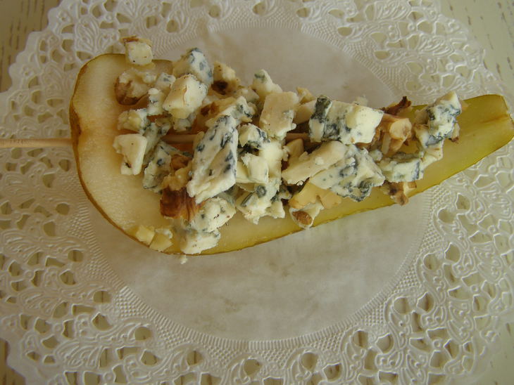 Классическая закуска из сыра дор блю с орехами на грушевых лепестках.: шаг 6
