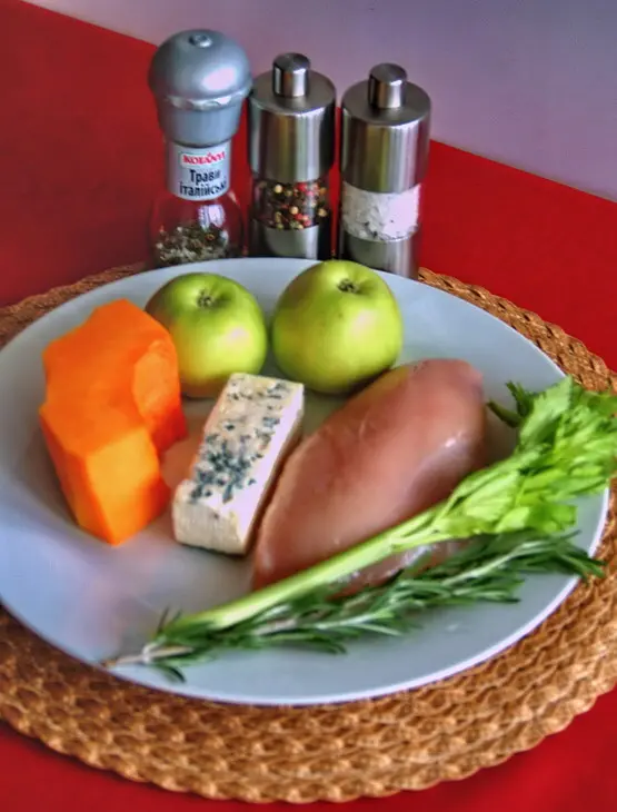 Куриные колбаски с яблочно-тыквенным пюре и зеленым кускусом со сливочным соусом: шаг 1
