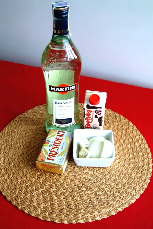 Куриные колбаски с яблочно-тыквенным пюре и зеленым кускусом со сливочным соусом: шаг 10