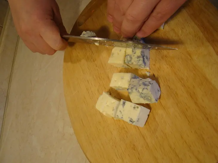 Медовая груша в вине с сыром дор блю: шаг 7