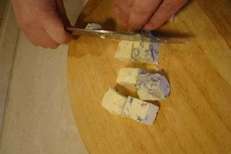 Медовая груша в вине с сыром дор блю: шаг 7