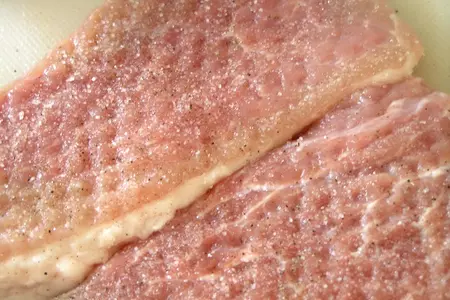 Сочный шницель с яблоками и морковным гарниром: шаг 1