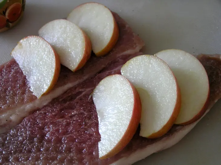 Сочный шницель с яблоками и морковным гарниром: шаг 2