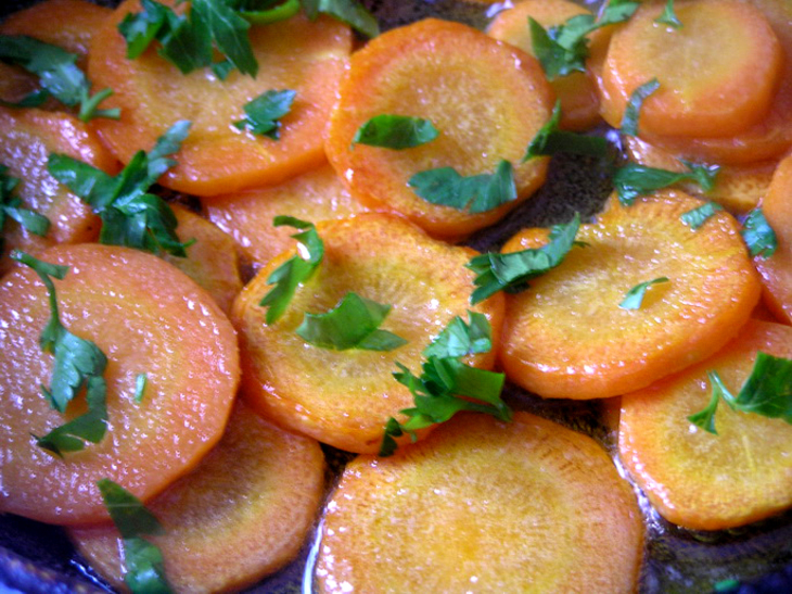 Сочный шницель с яблоками и морковным гарниром: шаг 6