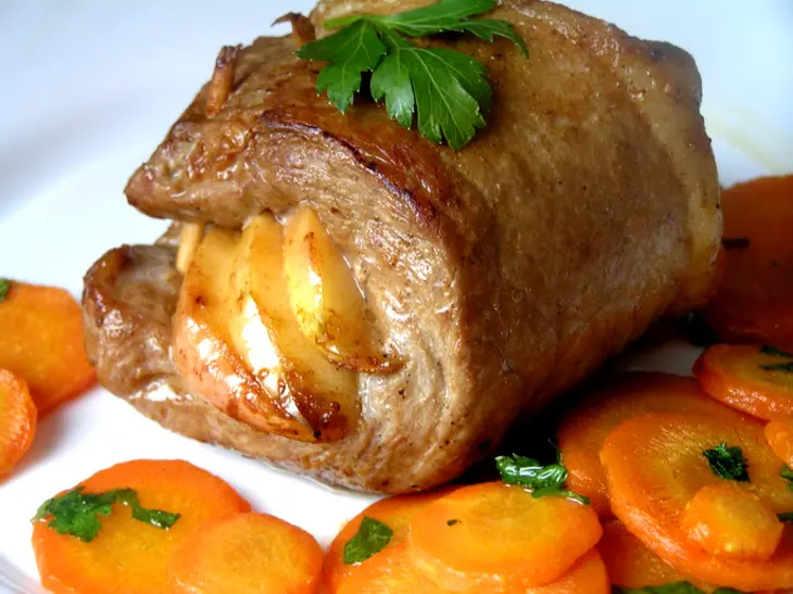Сочный шницель с яблоками и морковным гарниром: шаг 8