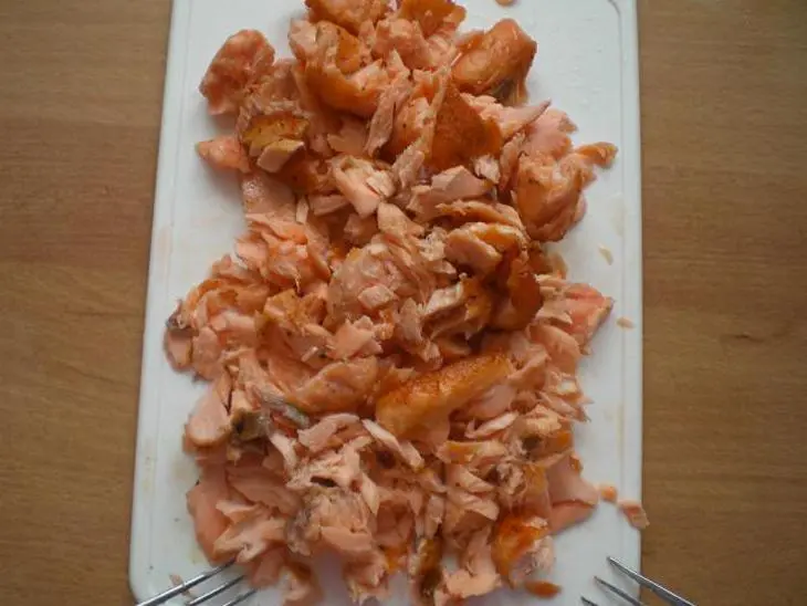 Красная рыба с рожками и овощами .: шаг 2