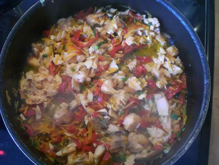Красная рыба с рожками и овощами .: шаг 3