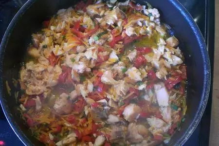 Красная рыба с рожками и овощами .: шаг 3