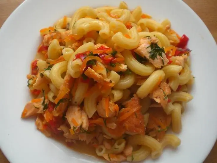 Красная рыба с рожками и овощами .: шаг 4