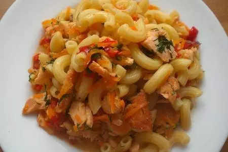 Красная рыба с рожками и овощами .: шаг 4