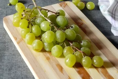 Пирог с мускатным виноградом и фундуком: шаг 5