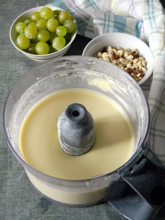 Пирог с мускатным виноградом и фундуком: шаг 6