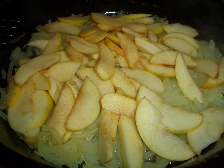 Печень индейки тушеная с яблоками: шаг 3