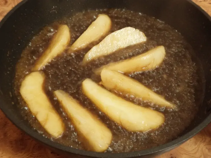 Грушевая панна котта с кофейным соусом и карамелизированными грушами: шаг 6