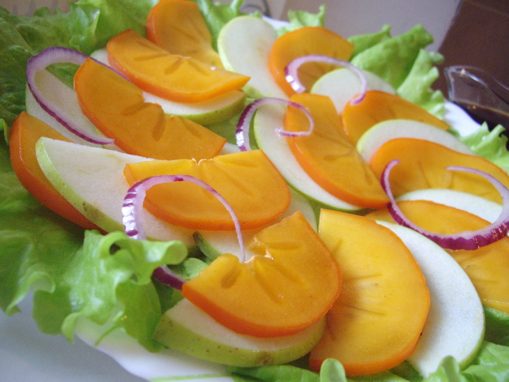 Яркий салат с хурмой и яблоками: шаг 7