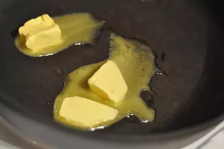 Морковно-апельсиновый рулет с карамельным соусом, миндалем и творожной начинкой: шаг 3