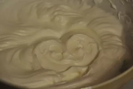 Морковно-апельсиновый рулет с карамельным соусом, миндалем и творожной начинкой: шаг 7