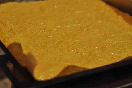 Морковно-апельсиновый рулет с карамельным соусом, миндалем и творожной начинкой: шаг 9