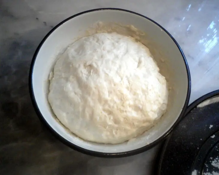 Пицца с колбасой и сыром: шаг 1