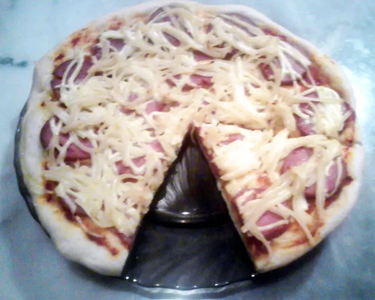 Пицца с колбасой и сыром: шаг 3