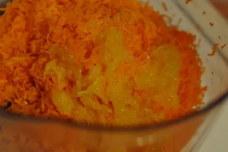 Морковно-апельсиновый рулет с творожной начинкой, карамелью и миндалем: шаг 2