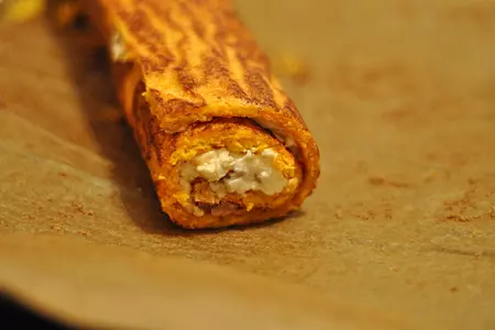 Морковно-апельсиновый рулет с творожной начинкой, карамелью и миндалем: шаг 15