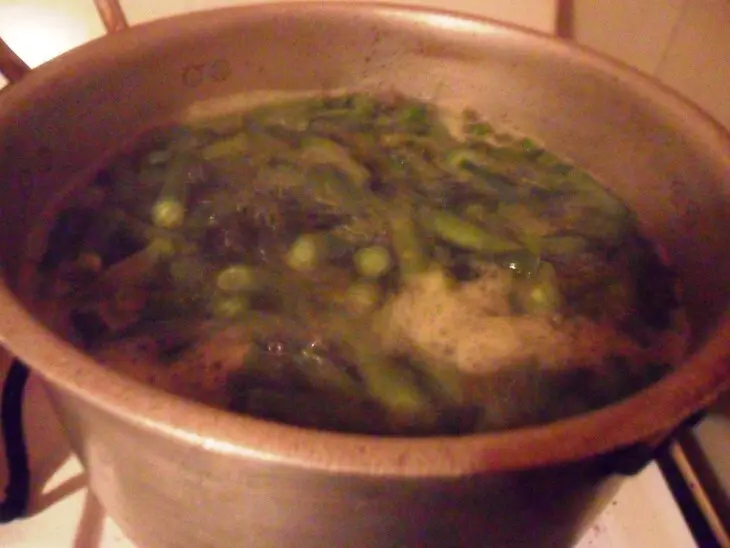 Стручковая фасоль, запечённая с яйцом: шаг 1