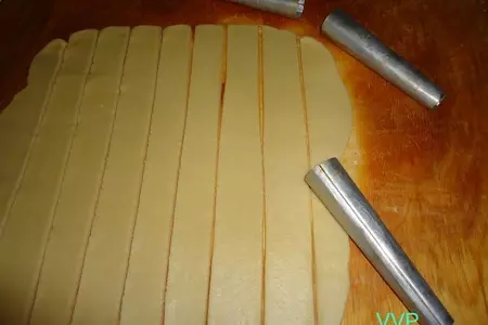 Пирожные трубочки с шоколадным кремом: шаг 2