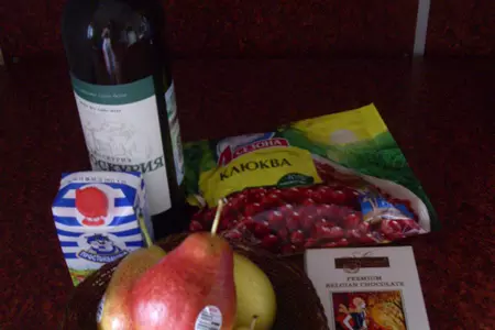 Груша, пошированная в белом вине или клюквенном морсе, с шоколадным соусом: шаг 1