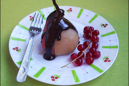 Груша, пошированная в белом вине или клюквенном морсе, с шоколадным соусом: шаг 11