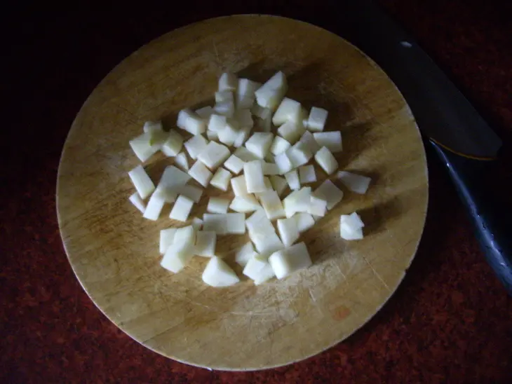 Салат с грушей, свеклой и адыгейским сыром: шаг 2