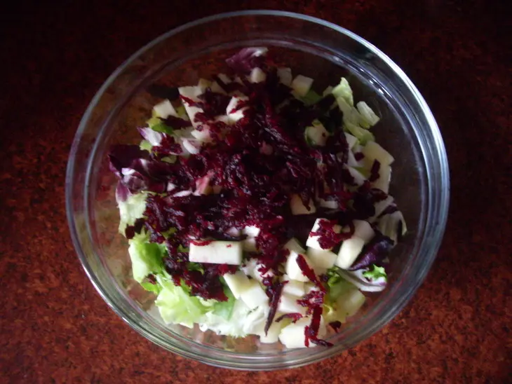 Салат с грушей, свеклой и адыгейским сыром: шаг 6